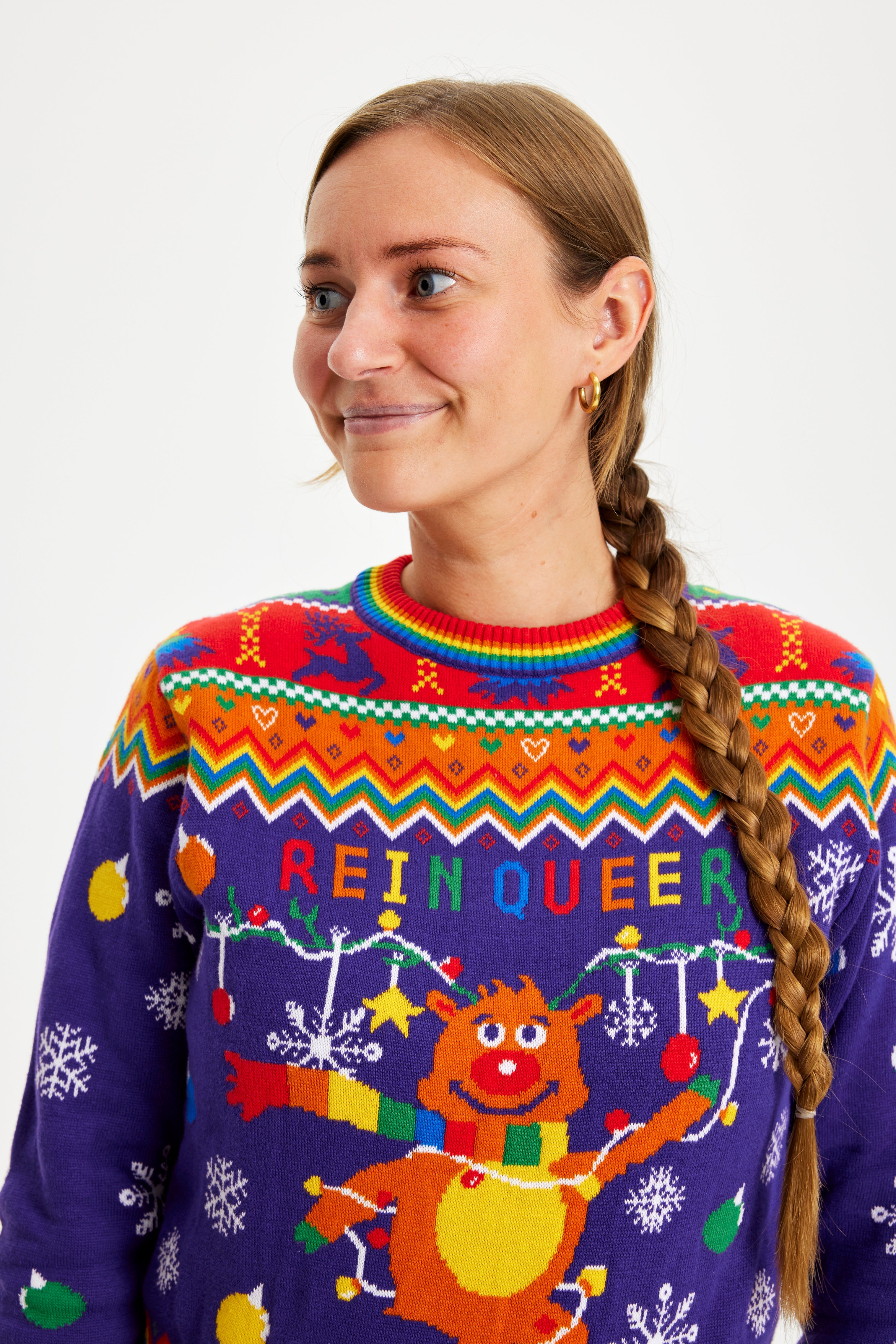 En dame iført en julesweater med citatet